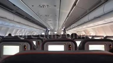 空的飞机座位。 飞机座位。 在飞机里面。 飞机内部有乘客和空姐